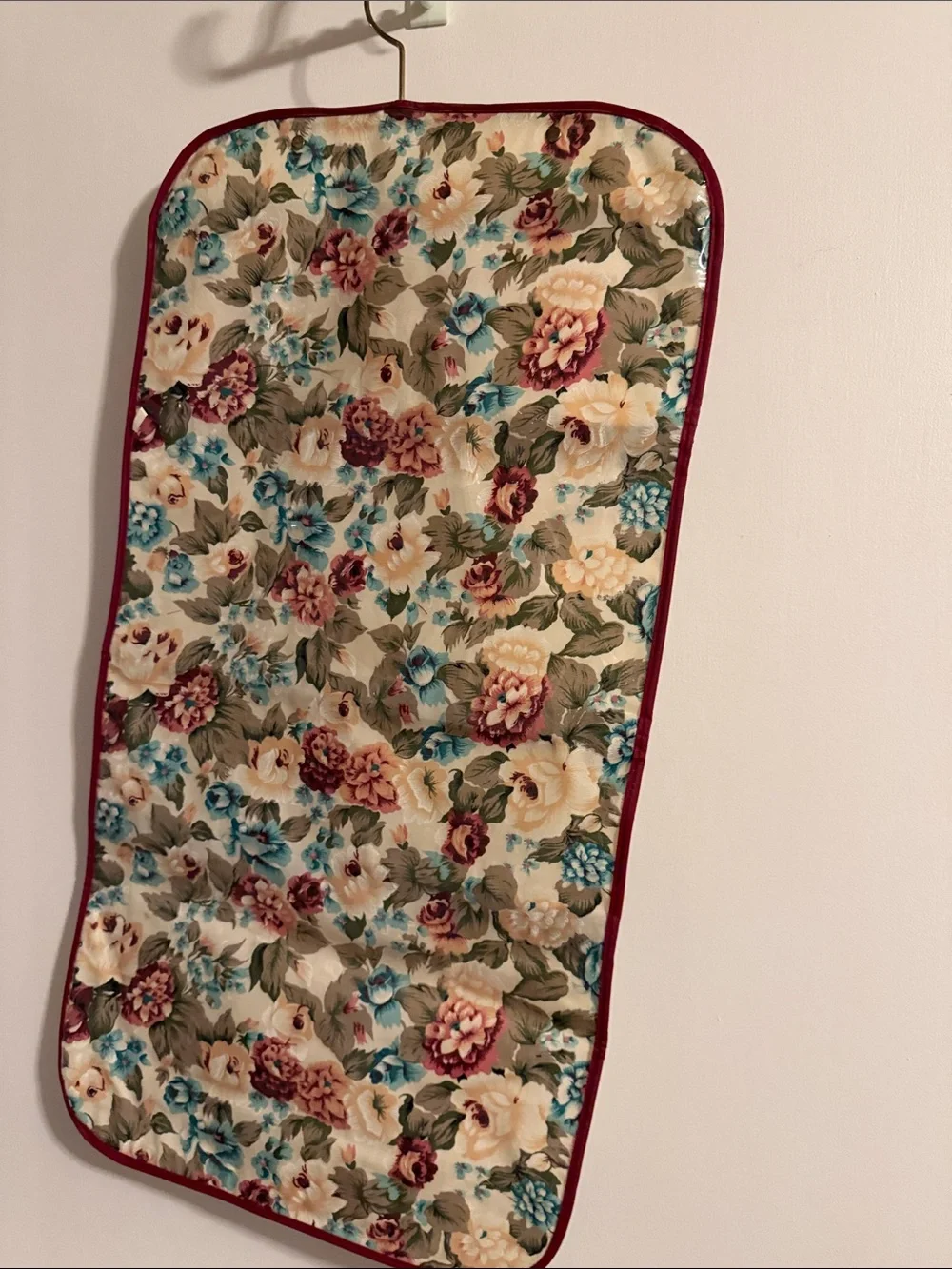 Vintage floral Hanging Travel Organizer Pouch in Cream and Red never used